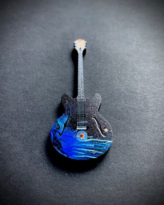 Tom Delonge - Black Blue Gibson Guitar Pin